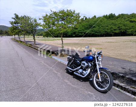 ツーリングバイクで休憩 124227618