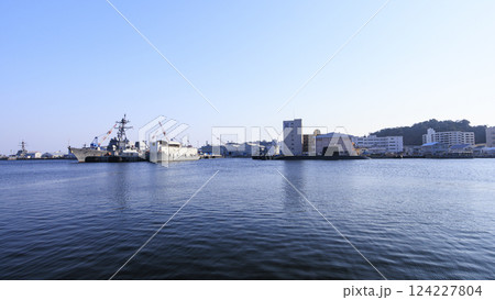 ヴェルニー公園から見た米軍基地・海上自衛隊 124227804