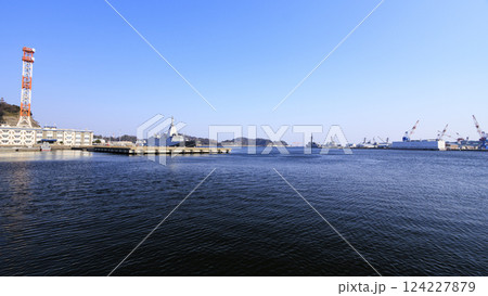 ヴェルニー公園から見た米軍基地・海上自衛隊 124227879