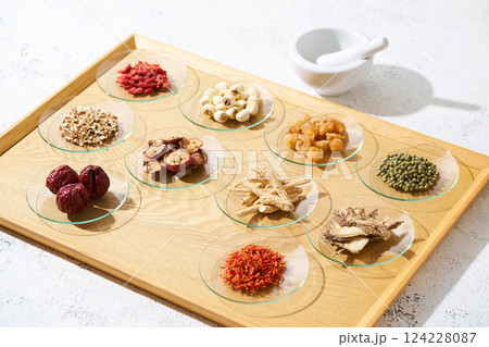 様々な漢方食材 124228087