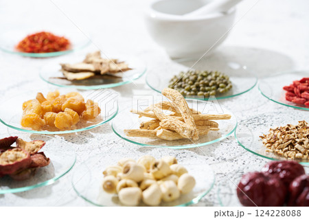 様々な漢方食材 124228088