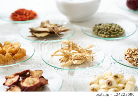 様々な漢方食材 様々な漢方食材 124228090