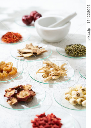 様々な漢方食材 様々な漢方食材 124228091