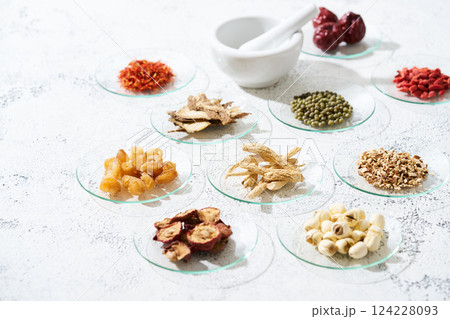 様々な漢方食材 124228093
