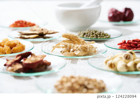 様々な漢方食材 124228094