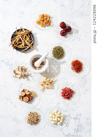様々な漢方食材 様々な漢方食材 124228098
