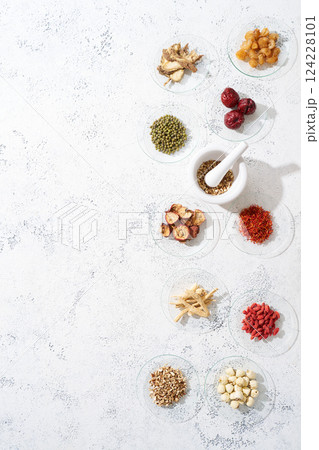 様々な漢方食材 124228101