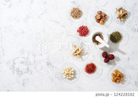様々な漢方食材 124228102