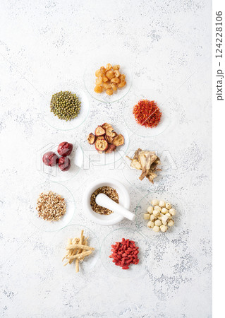 様々な漢方食材 124228106