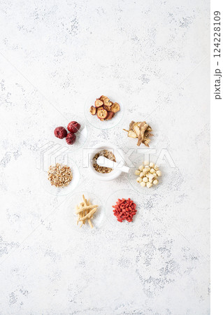 様々な漢方食材 124228109