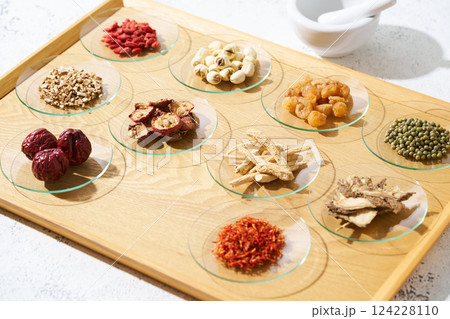 様々な漢方食材 124228110