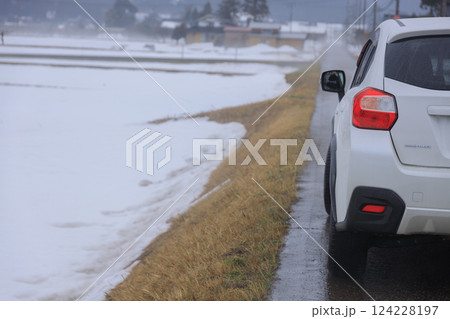オールシーズンタイヤを履いた四輪駆動車と雪景色 124228197