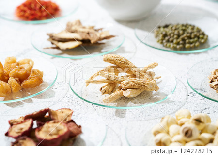 様々な漢方食材 124228215