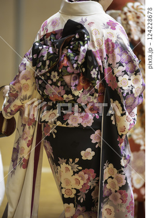 成人式の着物を着た女性の後ろ姿 成人式の着物を着た女性の後ろ姿 124228678