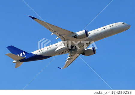SAS A350-900離陸上昇 124229258
