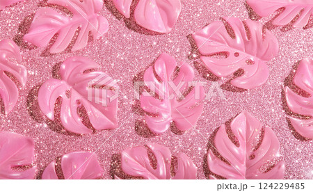 ピンクのモンステラの葉とキラキラした背景 124229485