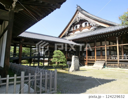 滋賀県長浜市の大通寺の境内 124229632