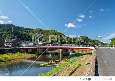 鳥取県岩美町 岩井温泉 蒲生川の岩井大橋 124229888