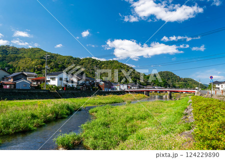 鳥取県岩美町 岩井温泉 蒲生川の岩井大橋 鳥取県岩美町 岩井温泉 蒲生川の岩井大橋 124229890
