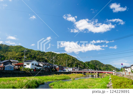 鳥取県岩美町 岩井温泉 蒲生川の岩井大橋 鳥取県岩美町 岩井温泉 蒲生川の岩井大橋 124229891
