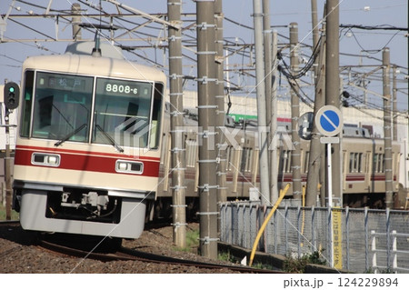 松戸を目指す新京成8800形（千葉線直通色復刻塗装） 124229894