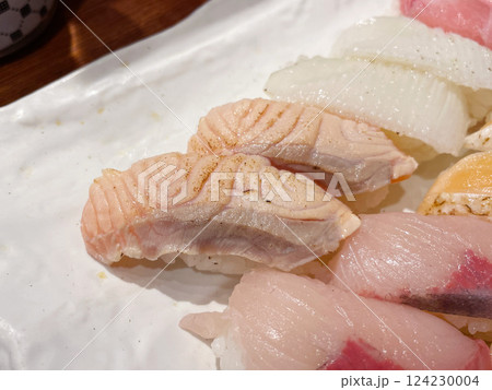 炙りサーモン にぎり寿司盛り合わせ 炙りサーモン にぎり寿司盛り合わせ 124230004