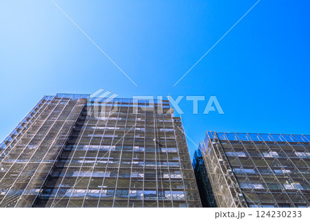 日本の横浜都市景観　マンションの補修や点検等のため組まれた足場や防護ネットなどを望む(C)＝横浜市内 124230233