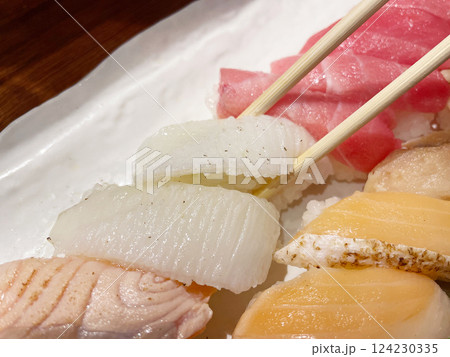 炙りエンガワのにぎり寿司 ヒラメのエンガワ炙り 炙りエンガワのにぎり寿司 ヒラメのエンガワ炙り 124230335