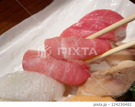 マグロ中とろ にぎり寿司盛り合わせ 124230482