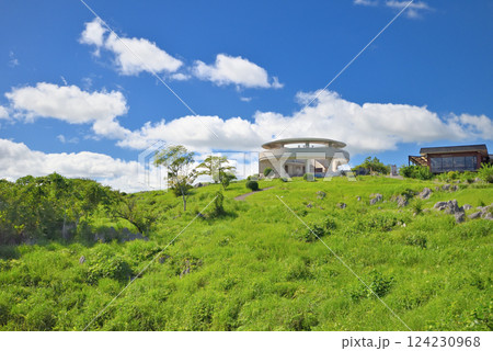 中国地方・秋吉台・秋吉台展望台の園地から見上げる展望台とジオパークセンター・山口県美弥市(5) 124230968