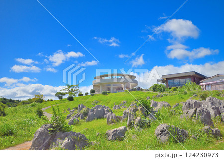 中国地方・秋吉台・秋吉台展望台の園地から見上げる展望台とジオパークセンター・山口県美弥市(6) 中国地方・秋吉台・秋吉台展望台の園地から見上げる展望台とジオパークセンター・山口県美弥市(6) 124230973