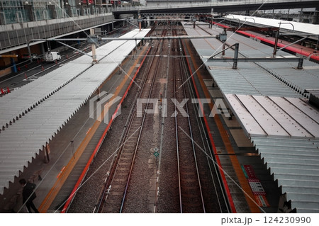 駅のホームと線路 駅のホームと線路 124230990