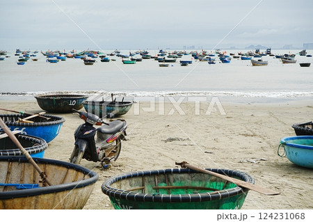 ベトナム ダナン ソン トラ ビーチ ココナッツバスケット 124231068