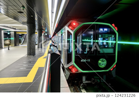 夢洲駅に停車中の大阪メトロ400系電車 夢洲駅に停車中の大阪メトロ400系電車 124231226