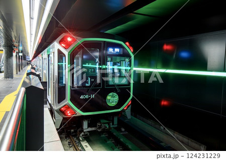 夢洲駅に停車中の大阪メトロ400系電車 124231229
