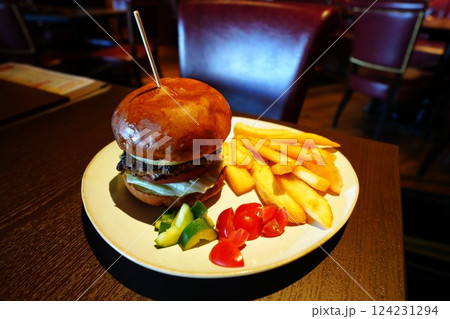 お店で食べるハンバーガーとフライドポテト お店で食べるハンバーガーとフライドポテト 124231294