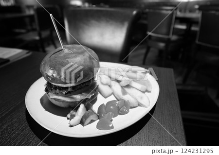 お店で食べるハンバーガーとフライドポテト 124231295