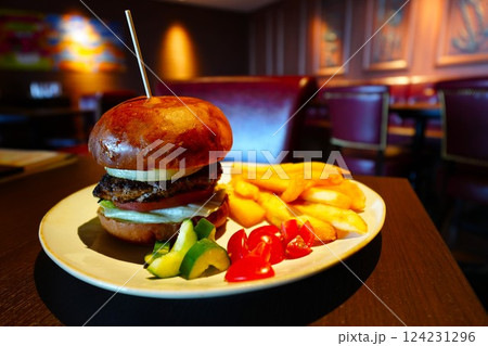 お店で食べるハンバーガーとフライドポテト 124231296