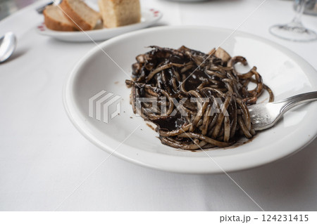 イカ墨パスタ。黒いイカスミソースのスパゲッティ。 イカ墨パスタ。黒いイカスミソースのスパゲッティ。 124231415