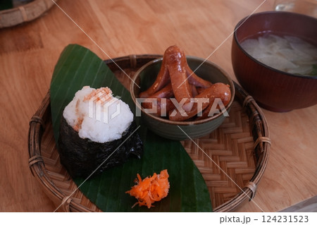 おかか 鮭 おにぎり	 おかか 鮭 おにぎり	 124231523