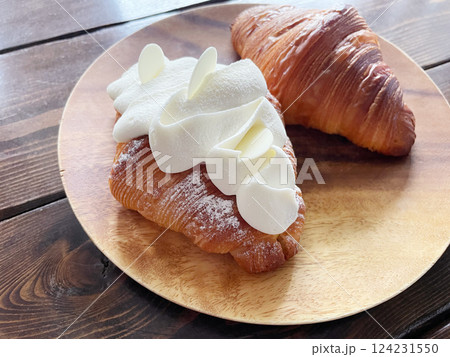 クリームをのせたクロワッサン ふわふわホイップのデザートパン 124231550