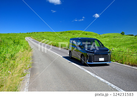 中国地方・秋吉台・車窓から青空と草原を眺めてドライブ、秋吉台カルストロード・山口県美弥市(4) 124231583