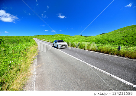 中国地方・秋吉台・青空と草原を駆け抜けるドライブコース、秋吉台カルストロード・山口県美弥市(2) 124231589