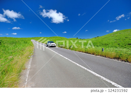 中国地方・秋吉台・青空と草原を駆け抜けるドライブコース、秋吉台カルストロード・山口県美弥市(5) 中国地方・秋吉台・青空と草原を駆け抜けるドライブコース、秋吉台カルストロード・山口県美弥市(5) 124231592