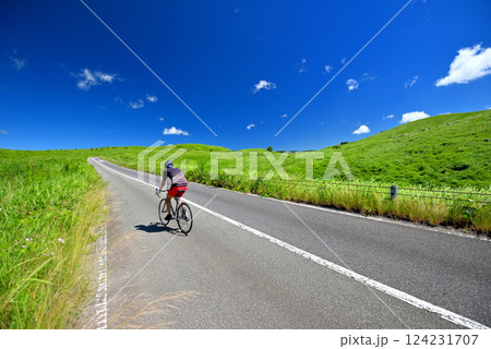 中国地方・秋吉台・広い空と草原を駆け抜ける爽快サイクリング、秋吉台カルストロード・山口県美弥市(1) 124231707