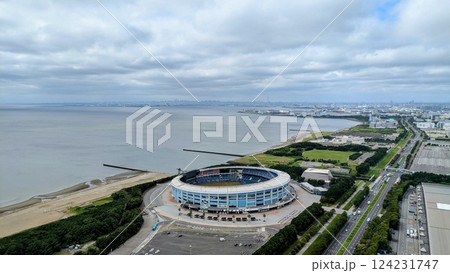 ZOZOマリンスタジアムと幕張の浜 124231747