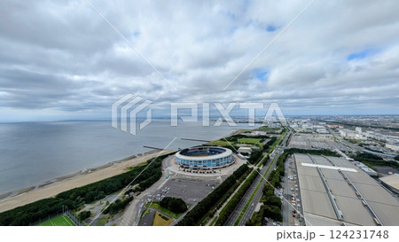 ZOZOマリンスタジアムと幕張の浜 124231748