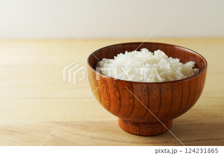 木製茶碗に盛られたご飯 124231865