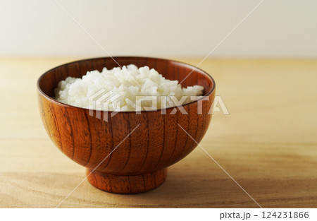 木製茶碗に盛られたご飯 124231866