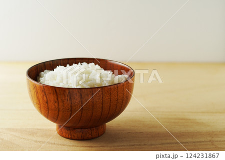 木製茶碗に盛られたご飯 124231867